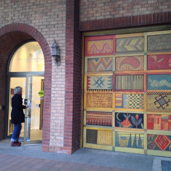 Foto tomada en Textile Museum of Canada  por Mark S. el 11/14/2013