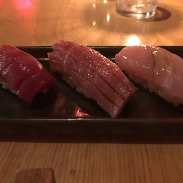 Foto tirada no(a) Sushi Azabu por Kris C. em 8/11/2017