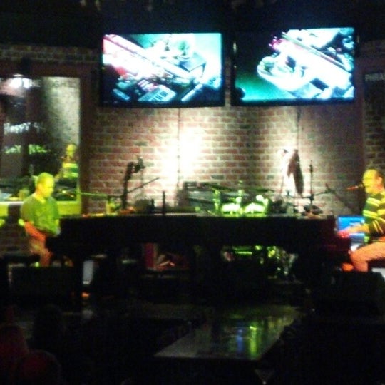 10/26/2012にKen K.がBobby McKey&#39;s Dueling Piano Barで撮った写真