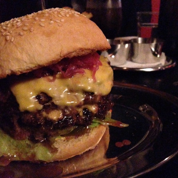 Foto tirada no(a) Brother Burger and the Marvellous Brew por Fran K. E. em 8/12/2014