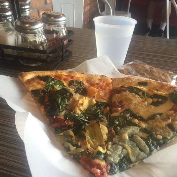 Photo taken at Pizza on Pearl by Elizabeth F. on 5/10/2016