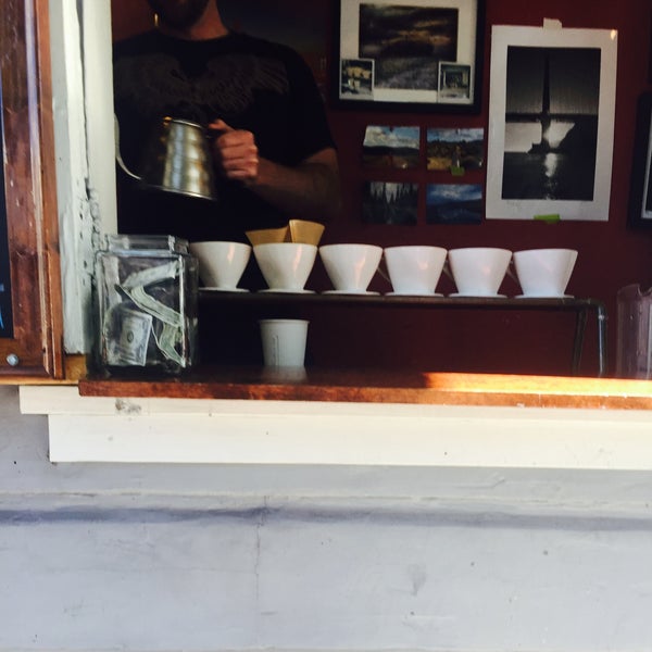 5/17/2016 tarihinde Elizabeth F.ziyaretçi tarafından Hole in the Wall Coffee'de çekilen fotoğraf