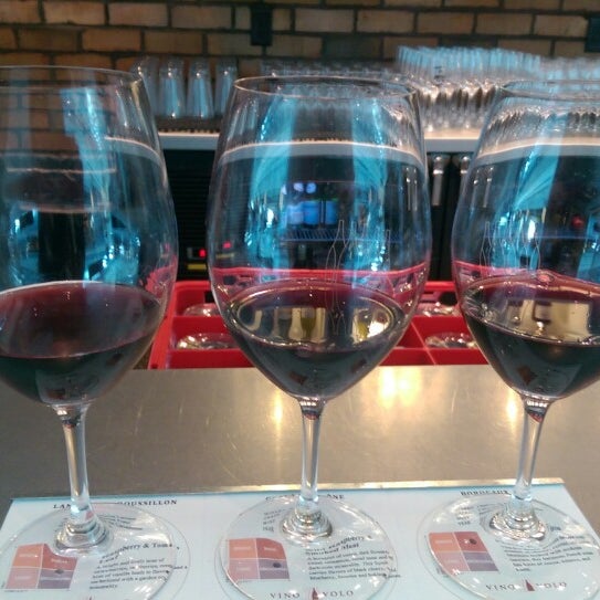 Foto tirada no(a) Vino Volo Wine Bar por Kerry B. em 11/11/2014