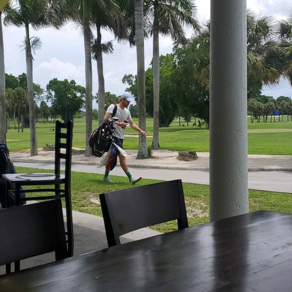 รูปภาพถ่ายที่ Palmetto Golf Course โดย Colette เมื่อ 7/5/2021