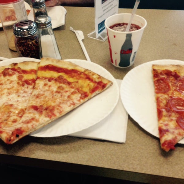 Photo prise au Sam&#39;s Pizza Palace par Joy C. le7/18/2015