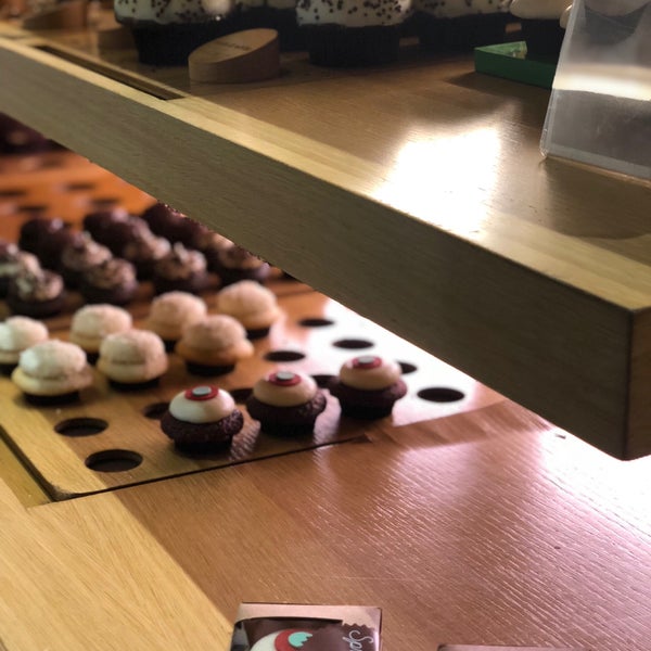 Photo taken at Sprinkles Cupcakes by K26 on 11/9/2018