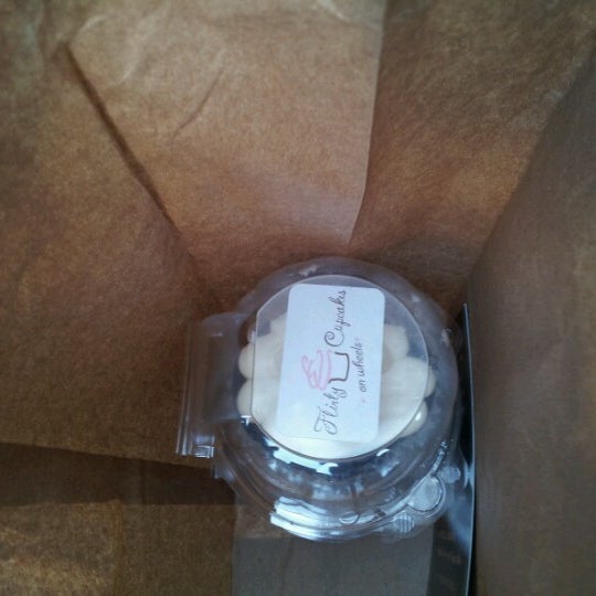 Das Foto wurde bei Flirty Cupcakes on Wheels von ascorzo am 12/5/2012 aufgenommen