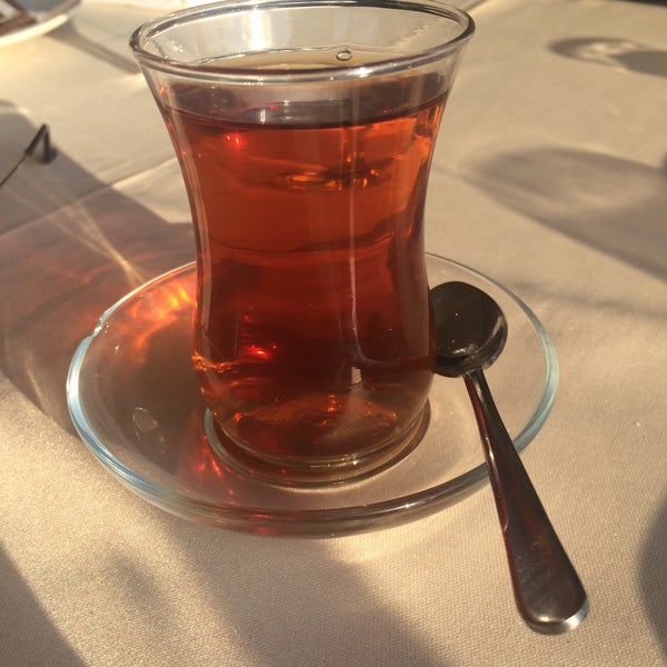 Снимок сделан в Işıkhan Restaurant пользователем Sema Sky ⛅️⛅️ 3/30/2015