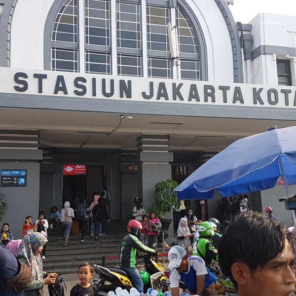 Foto diambil di Stasiun Jakarta Kota oleh Eko B U. pada 11/23/2019