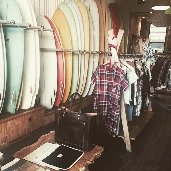 รูปภาพถ่ายที่ Pilgrim Surf + Supply โดย Mary Elise Chavez เมื่อ 6/7/2015
