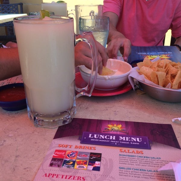 รูปภาพถ่ายที่ La Parrilla Mexican Restaurant โดย Jessica S. เมื่อ 8/5/2014