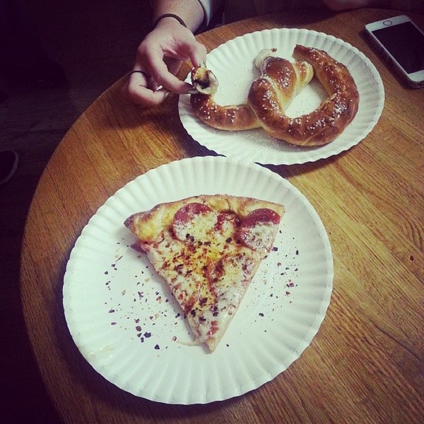 Foto tirada no(a) Pretzel &amp; Pizza Creations por Bailey O. em 3/21/2014