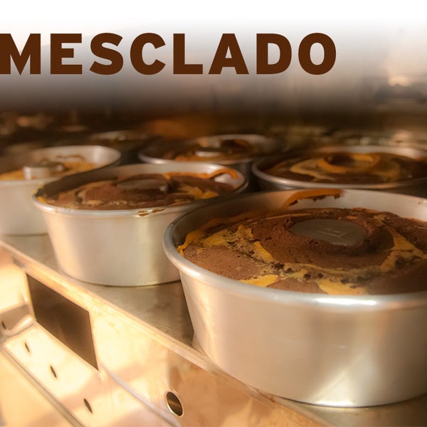 O bolo mesclado, também conhecido como mármore ou frapê, é um clássico brasileiro feito da combinação das massas de bolo comum e chocolate. Macio e pouco doce ideal acompanhando café ou chá.