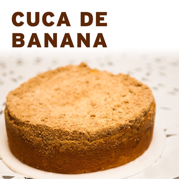 A Cuca tem duas camadas de banana nanica finamente laminadas e farofa doce com canela de cobertura. Também há uma versão que usa maçã fuji ao invés de banana, se essa for a sua preferencia encomende.