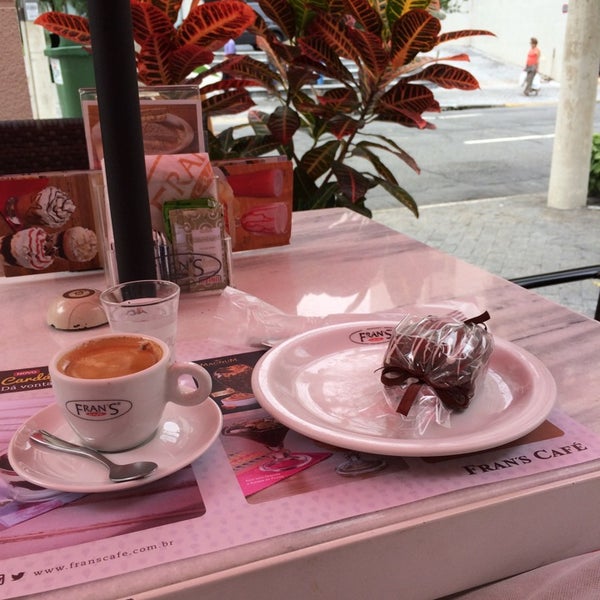 4/23/2014 tarihinde Daniel B.ziyaretçi tarafından Fran&#39;s Café Moema'de çekilen fotoğraf