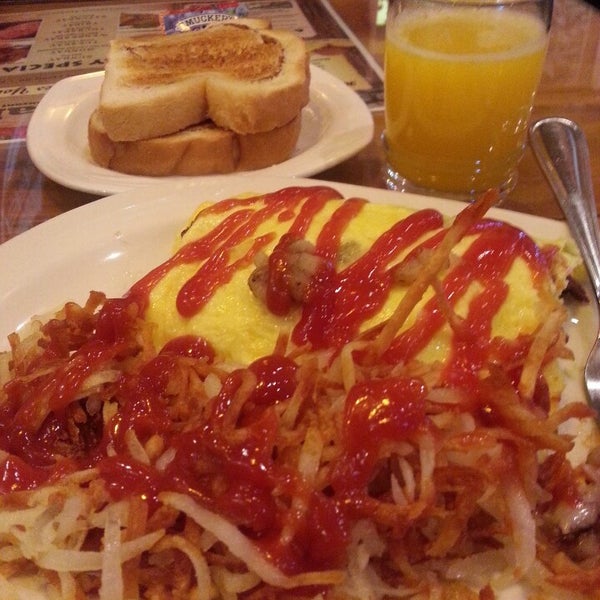 Foto tirada no(a) Log Cabin Family Restaurant por Henry B. em 5/6/2014