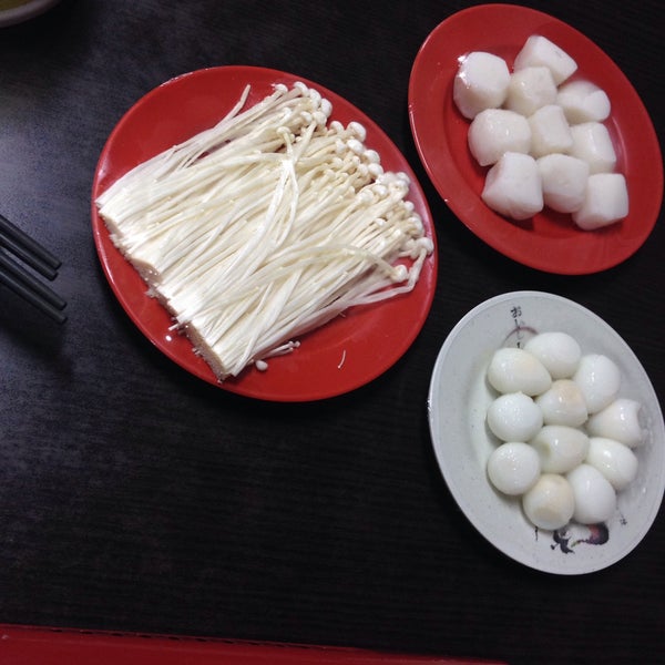 Foto scattata a Qi Wei Chicken Claypot 奇味鸡煲 da Emi C. il 12/29/2014