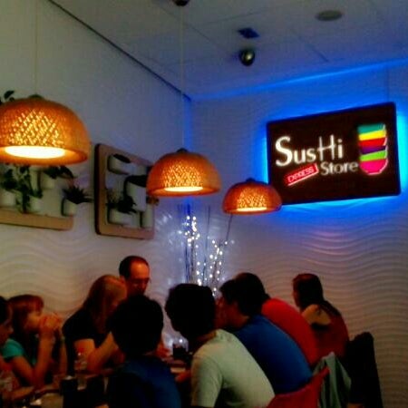 Foto tirada no(a) Sushi Store Express por Liubov T. em 6/7/2014