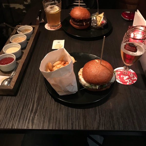 Foto tomada en &#39;t Koningshuis Beef &amp; Burgers  por Cem Çağatay K. el 1/31/2018
