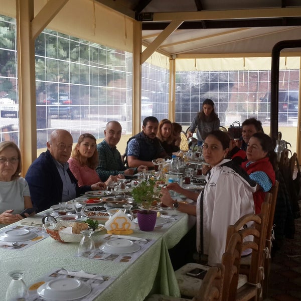 Foto scattata a Alkaya Cafe Tandır-Tuzda Balık&amp;Tavuk da Alkaya Ş. il 10/8/2017