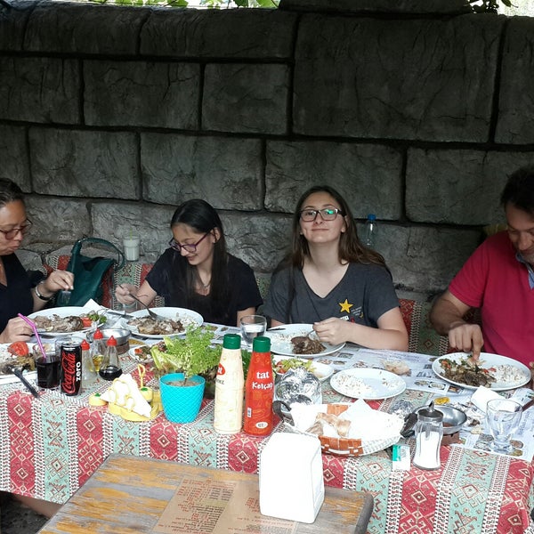 Das Foto wurde bei Alkaya Cafe Tandır-Tuzda Balık&amp;Tavuk von Alkaya Ş. am 7/17/2017 aufgenommen
