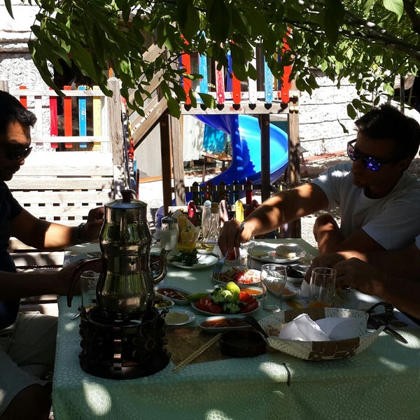 Foto scattata a Alkaya Cafe Tandır-Tuzda Balık&amp;Tavuk da Alkaya Ş. il 8/7/2017