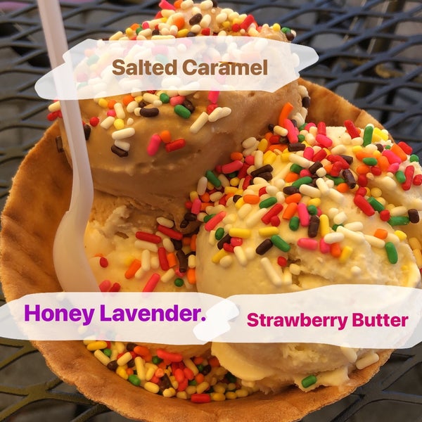 6/28/2019 tarihinde Amy S.ziyaretçi tarafından Frozen Art Gourmet Ice Cream'de çekilen fotoğraf