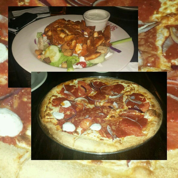 Das Foto wurde bei Goodfella&#39;s Pizza &amp; Restaurant von Les G. am 11/4/2014 aufgenommen