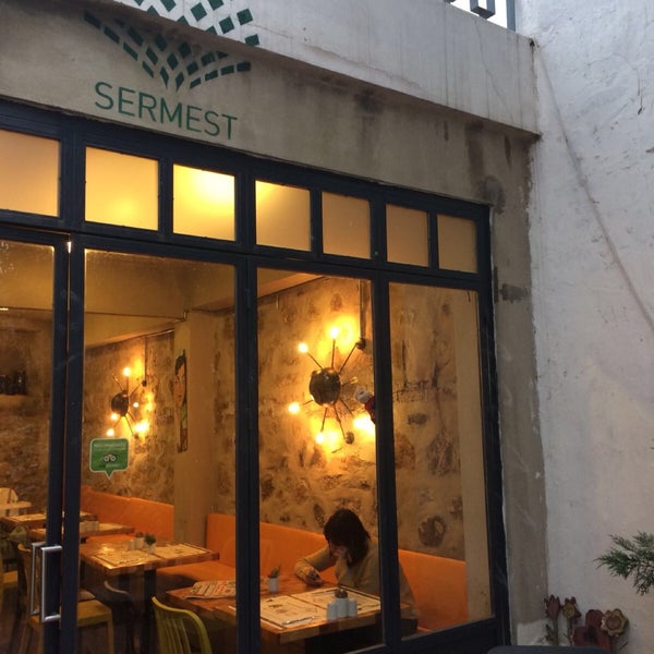 รูปภาพถ่ายที่ Sermest Cafe โดย Ece K. เมื่อ 2/3/2018