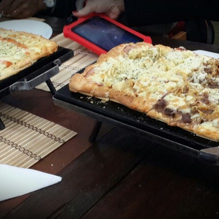 Снимок сделан в La Pizza Mia пользователем Adriana E. 5/26/2014