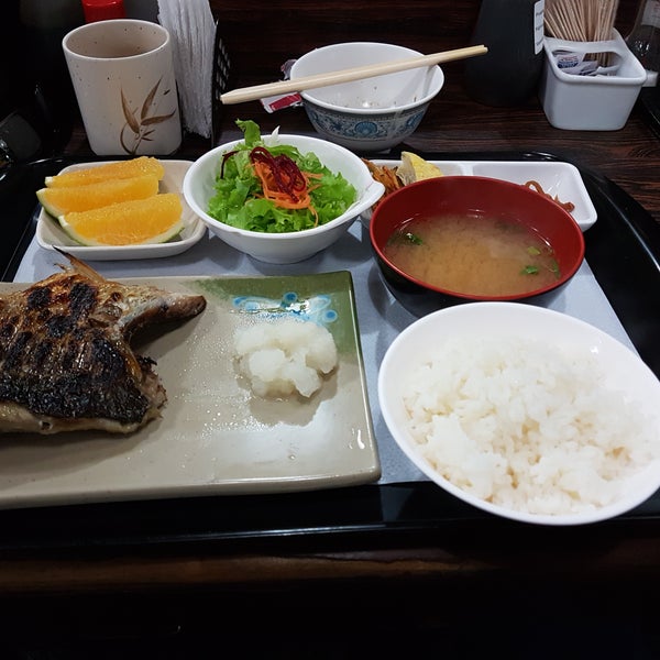 Teishoku de anchova é ótimo, bem suculento. Preço ótimo ($32), tranquilo durante o almoço. Tem chá cortesia.