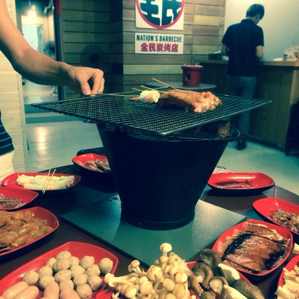 รูปภาพถ่ายที่ Nation&#39;s Barbecue 全民炭烤店 โดย Ryuii C. เมื่อ 1/13/2014