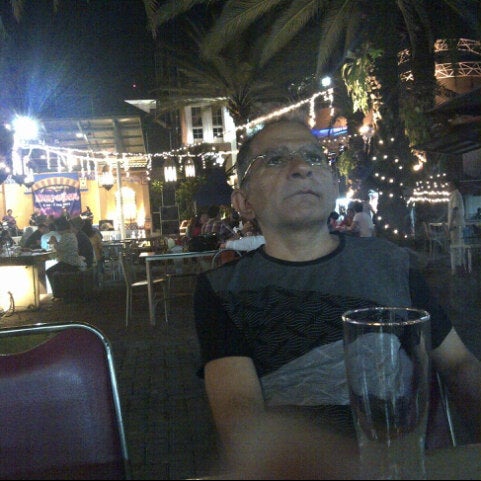 Foto diambil di Restaurant Sari 21 Jakarta oleh Azizah H. pada 8/15/2013