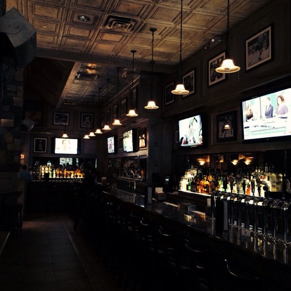 Foto tomada en Harrington&#39;s Bar &amp; Grill  por Lisa L. el 4/30/2014