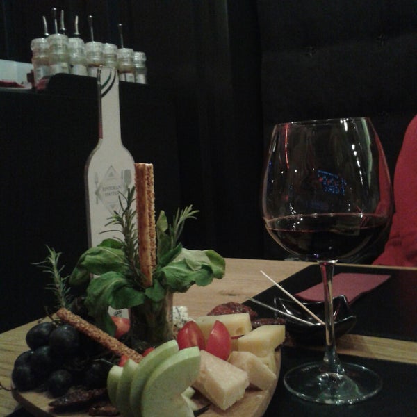 Foto tomada en Unique Bistro &amp; Wine Bar  por Esin S. el 11/19/2014