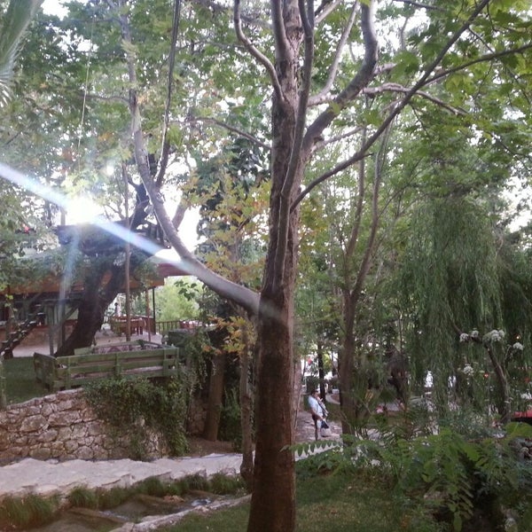 Das Foto wurde bei Orjinal şelale park yaka şelalesi von Esengül A. am 8/11/2013 aufgenommen