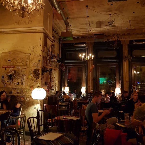Das Foto wurde bei Csendes Vintage Bar &amp; Cafe von Oleg am 9/23/2019 aufgenommen