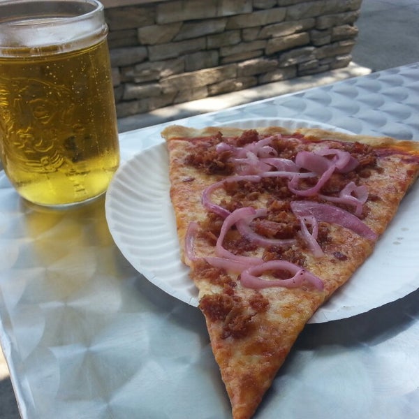 Das Foto wurde bei Bibo&#39;s NY Pizza von Rebecca R. am 7/29/2013 aufgenommen