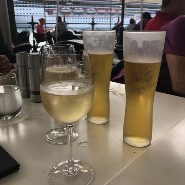 Foto diambil di Sydney Cove Oyster Bar oleh Hale A. pada 1/27/2017