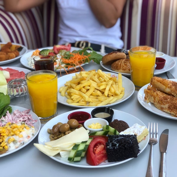 Foto diambil di Seyir Cafe oleh Bet pada 8/30/2019