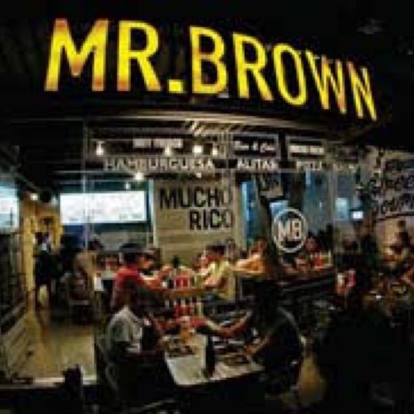 Photo taken at Mr. Brown by Sergio Gilberto T. on 11/12/2016