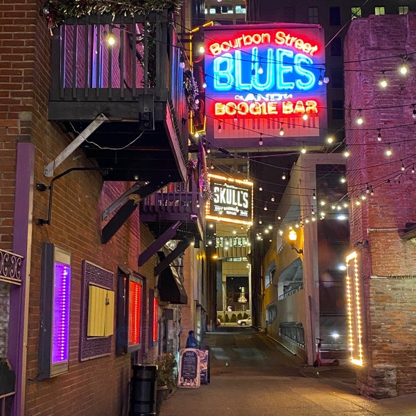 Снимок сделан в Bourbon Street Blues and Boogie Bar пользователем Pat T. 3/11/2020