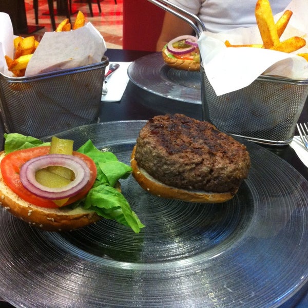 Foto scattata a Black Bar &#39;n&#39; Burger da Raziel G. il 8/3/2013