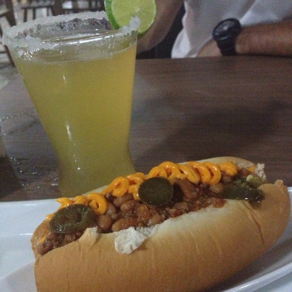 9/28/2013 tarihinde Mércia M.ziyaretçi tarafından Überdog - Amazing Hot Dogs'de çekilen fotoğraf