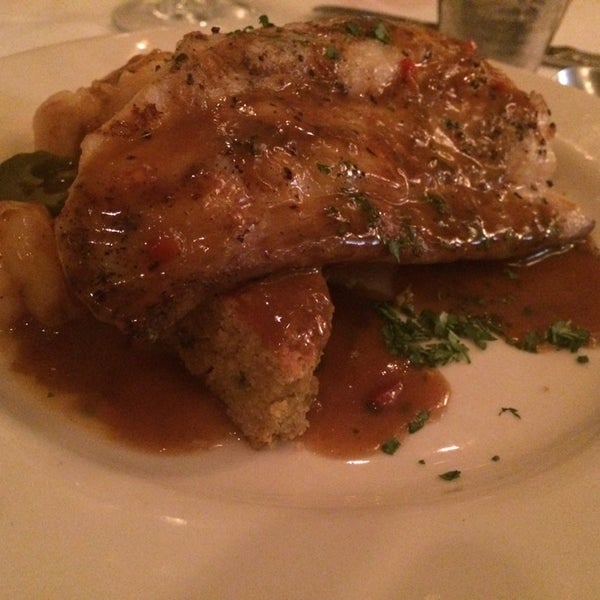 Foto diambil di Upperline Restaurant oleh Rachel W. pada 11/14/2014