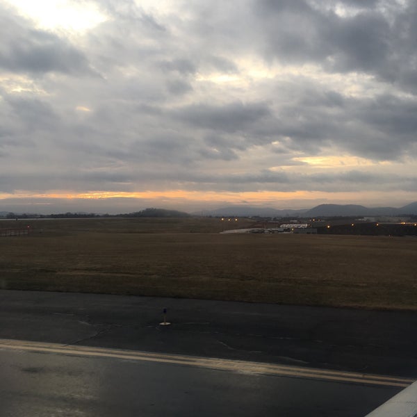 Foto diambil di Roanoke-Blacksburg Regional Airport (ROA) oleh David D. pada 12/17/2016