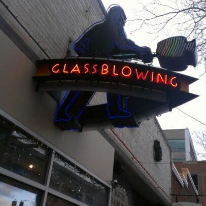Foto tirada no(a) Seattle Glassblowing Studio &amp; Gallery por Michael W. em 12/24/2012
