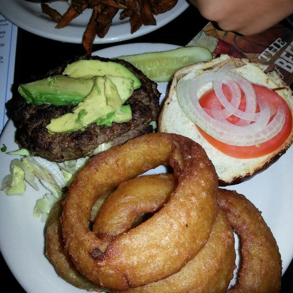 Foto diambil di 360 Burger oleh Kay C. pada 8/1/2013