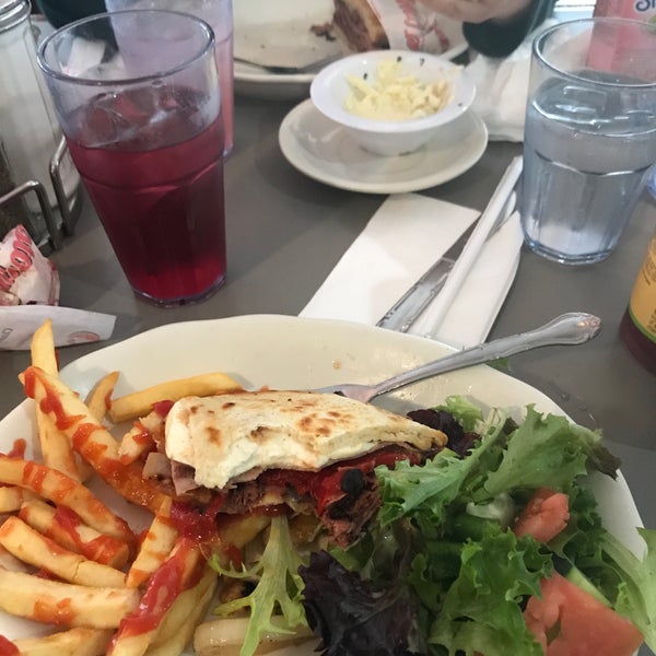 Foto tomada en Crosstown Diner  por Bennie F. el 2/8/2019