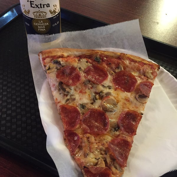 Foto tirada no(a) Previti Pizza por Bennie F. em 11/20/2015